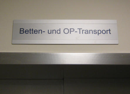 Aufzugsschild mit einer großen Textnut durchgehend