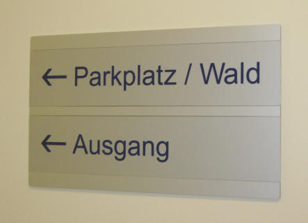 Wegweiser mit doppelter Textnut und Wechseleinschüben