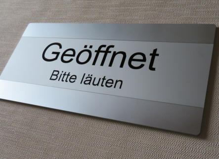 Infoschild mit grosser Textnut und graviertem Einschub