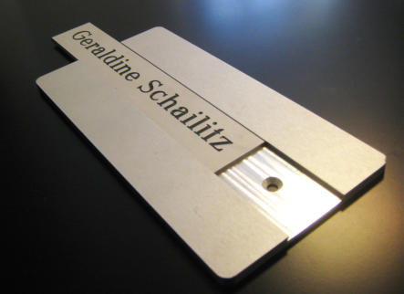 Türschild mit durchgehender Textnut und graviertem Einschub
