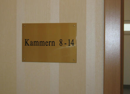 Messing-Wegweiser mit vorn vorne graviertem Text