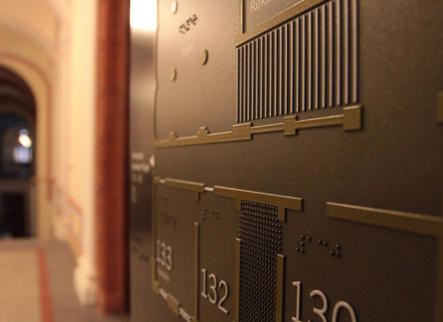 Infostele mit integriertem Braille-Lageplan im UV-Druck