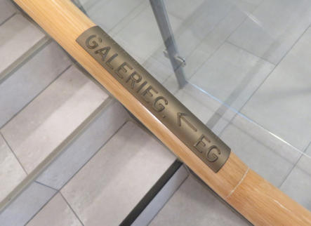 Handlaufschild aus gefrästem Aluminium in Trendfarbe Bronze