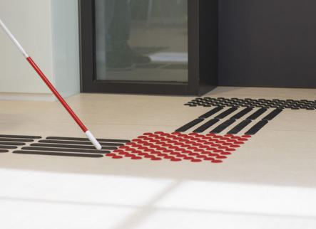 Bodenleitsystem aus aufgeklebten Gumminoppen und Leitstreifen