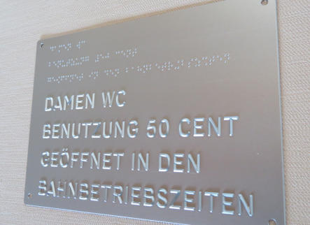 flaches Aluminiumschild mit erhaben gefräster Blindenschrift