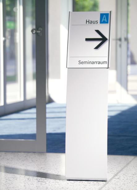 Bodenaufsteller Serie PLANO mit aufgesetztem Infoschild DIN A3hoch papierbeschriftet