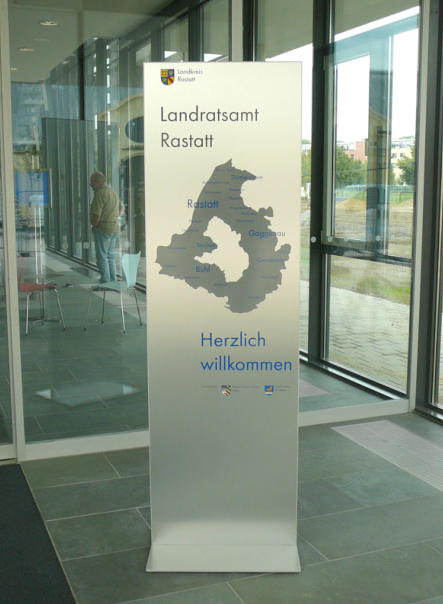 FORMO Infostele mit beidseitig bedruckten Verbundplatten