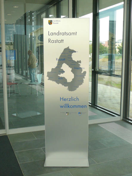 Infostele Serie FORMO mit digital bedruckter Verbundplatte