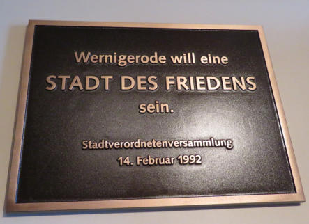 Bronzegusstafel mit aussenliegendem Rand, bronzebraun, Text hell abgerieben