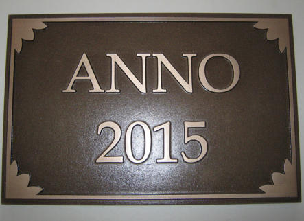 Bronzegusstafel mit innenliegendem Rand und Eckornamenten