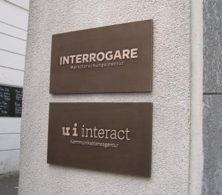 Bronzegusstafeln ohne Rand mit hell abgeriebenem Text