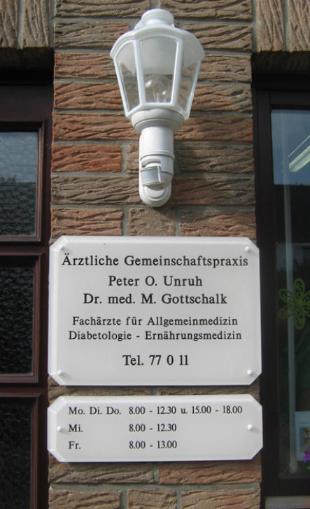 klassische Praxisschilder mit Facette, abgeschrägten Ecken und Zierkappenbefestigung