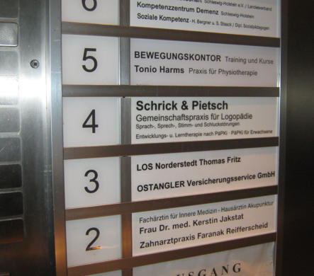 bedruckte Kunststoffschilder im Aufzugstableau