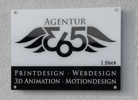 bedrucktes Plexiglasschild mit Edelstahl-Wandabstandhaltern