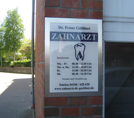 graviertes Plexiglasschild auf Grundtafel aus Edelstahl, verdeckt befestigt