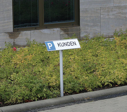 Parkplatzschild mit drehbarem Wechselprofil und eingeclipptem Beschriftungsträger