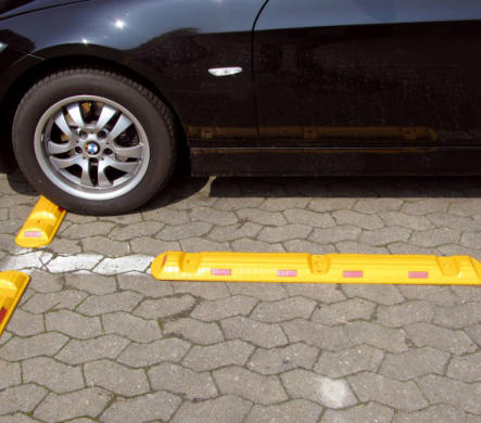 gelbe Parkleitschwellen zur Parkraumabgrenzung