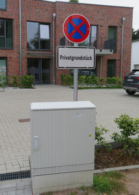 Kennzeichnung eines Privatgrundstücks mit Pfosten und Beschilderung