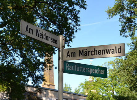 Kastenhohlprofilschilder mit Systemschellenbefestigung