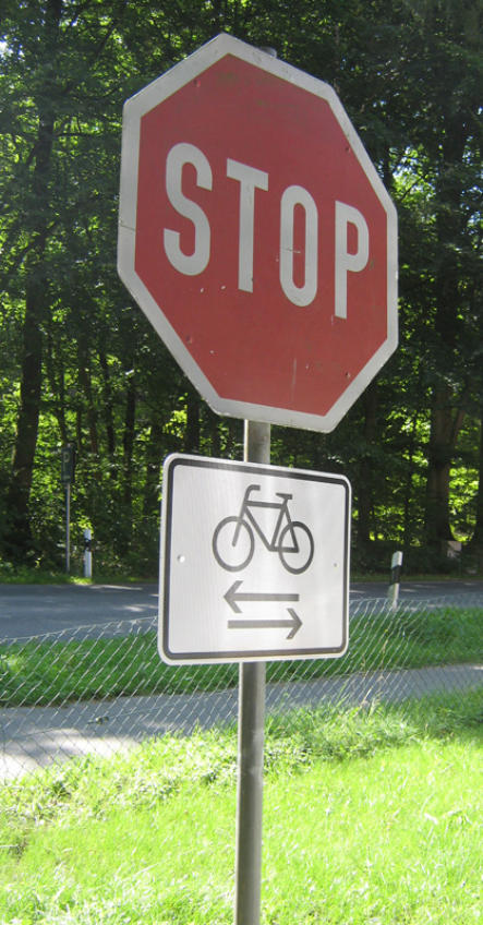 flache Verkehrsschilder nach StVO mit Stahlschellenbefestigung