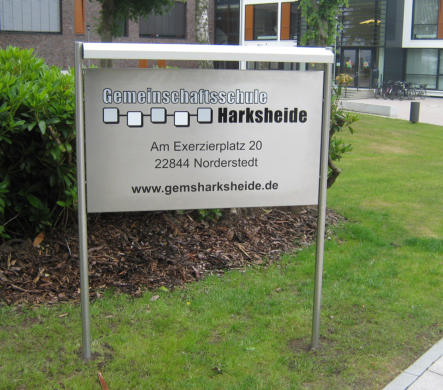 Ständerschild Serie Nirolux mit Lichtprofil und Edelstahlpaneel