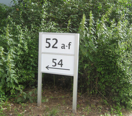 Ständerschild Serie Paneel mit zwei eingeschobenen Schildern