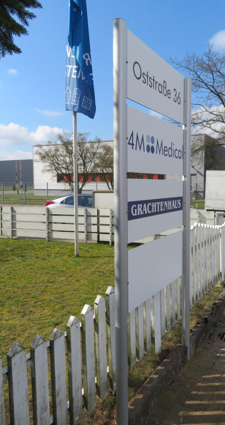 Schilderanlage Serie Classic mit 4 Schildern und runden Pfosten