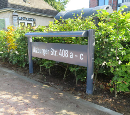 KombiXL Aufsteller mit LED-Lichtleiste und folienbeschriftetem Textpaneel in Lackierung nach RAL