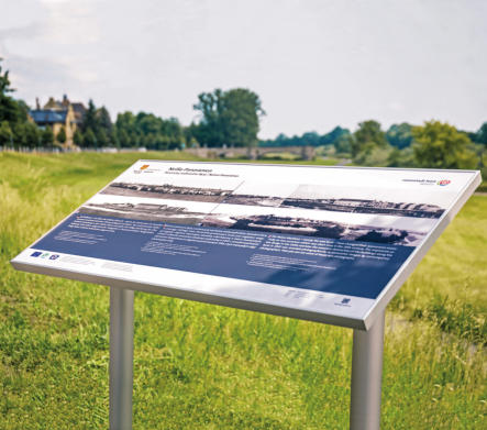 KombiXL Pultschild mit Wechselrahmen und bedrucktem Plattenmaterial