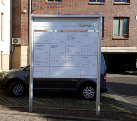 KombiXL Ständerschild mit Wechselrahmen, Trennleisten und Rondo LED-Profil