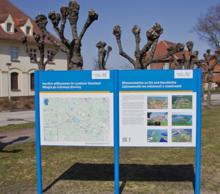 KombiXL Doppel-Ständerschild mit 3 Säulen und Rahmenprofilen 60/32