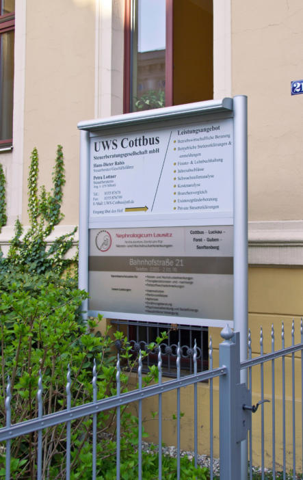 Ständerschild KombiXL mit U-Profilen und Rondo LED-Profil