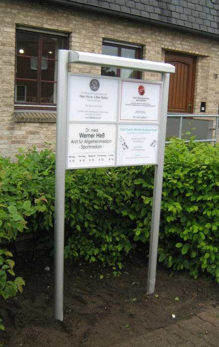 Ständerschild Kombi mit Wechselrahmen, 4 Plexiglas-Schildern und Lichtleiste