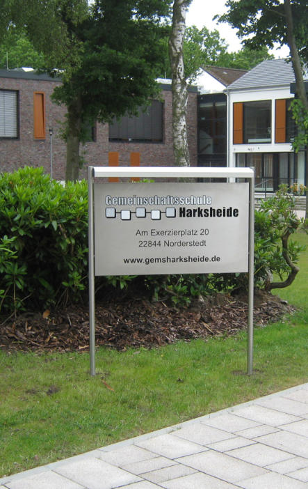 Ständerschild Serie Nirolux mit Lichtprofil und folienbeschriftetem Edelstahlpaneel