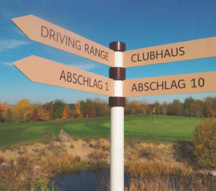 Wegeleitsystem Serie City Guide mit eingesteckten Pfeilwegweisern