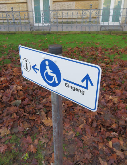 individueller Wegweiser 1-pfostig mit Verbundschild und Schellenbefestigung