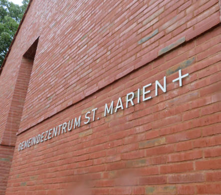 Schriftzug aus freistehenden Edelstahl-Buchstaben