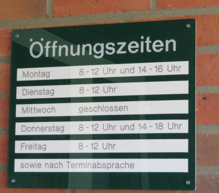 Acrylglas-Nutenschild mit eingeschobenen Textstreifen aus Kunststoff