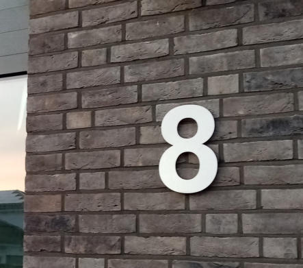 freistehende Fassadenziffer aus Edelstahl mit verdeckter Befestigung