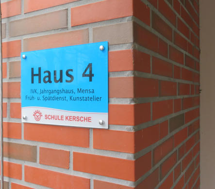 bedrucktes Plexiglas-Wandschild mit Zierkopf-Befestigung