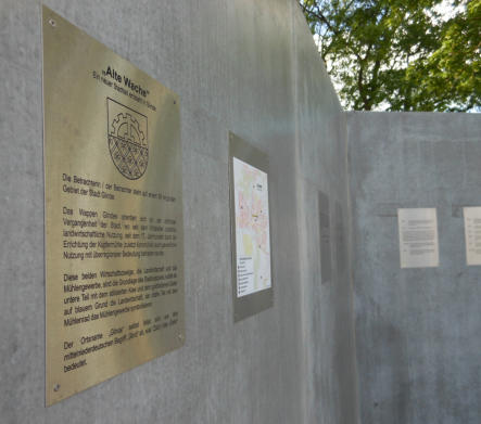 gravierte und bedruckte Edelstahltafeln mit sichtbarer Verschraubung