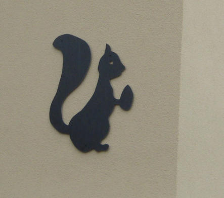 Fassadenschild in Sonderform aus Aluverbundmaterial