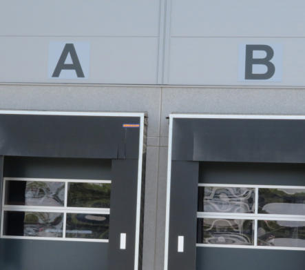 Rolltor-Kennzeichnung mit bedruckten Aluverbundschildern