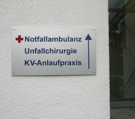 Aussenwandschild aus Aluminium mit gravierter Beschriftung