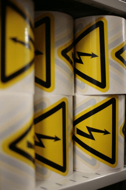 Warnetiketten für die Elektrotechnik in Sonderform auf Rolle