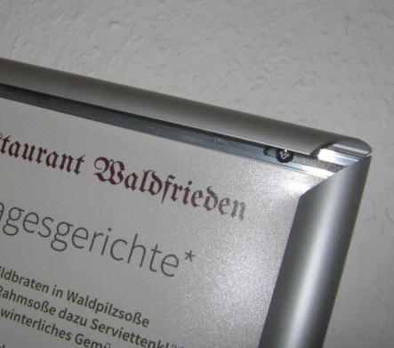 aufgeklapptes Rahmenprofil beim Security-Klapprahmen
