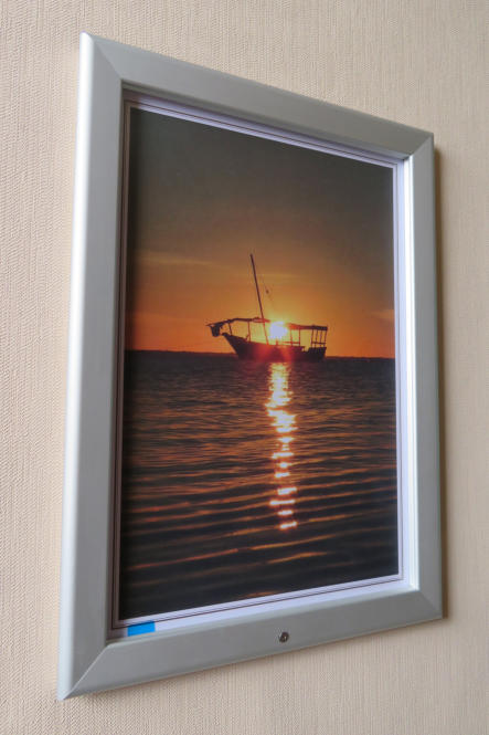 Inbus-Klapprahmen mit Inbus-Sicherungsschraube im Rahmenprofil