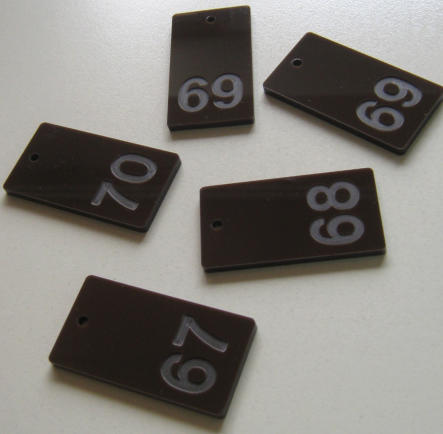 durchgefärbte Anhänger mit farbloser Vorderseitengravur