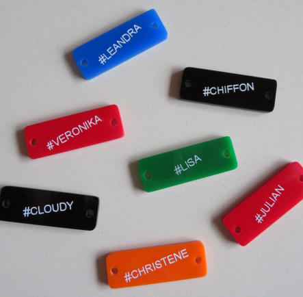 gravierte Werbeanhänger aus durchgefärbtem Plexiglas