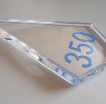 Plexiglas-Anhänger in Sonderform mit farbiger Ziffer